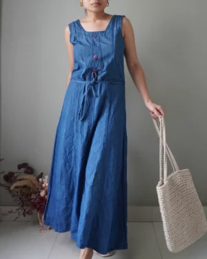Love how the denim and length works!! Plus it has a thin belt that completes the whole look!