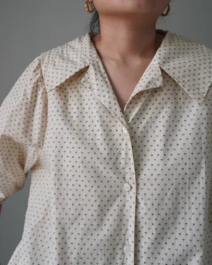 Crisp beige dress, button down details, classic collar cut and pockets