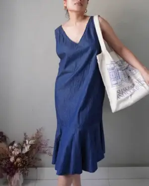 Relaxed denim (color) cotton sleeveless dress with subtle mermaid finish