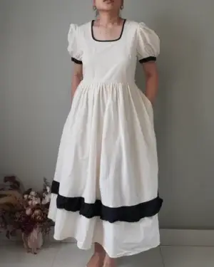 Elegant princessy look contrast puffed sleeves dress with a wide flowy finish and the classic ribbons that tie to the back