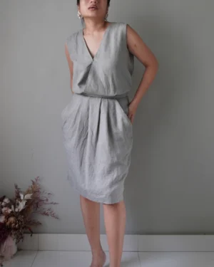 Gray casual and chic dress with pockets and a fitted waist