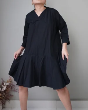 Black casual dress with quarter sleeves and a subtle mermaid finish