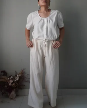 Laidback white puffed sleeved top with drawstring at the bottom