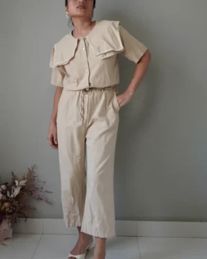 Beige linen overalls with the prettiest old-fashioned double collar, waist drawstring and pockets
